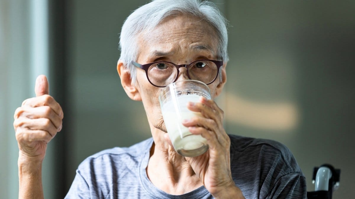 The Amino Acid In Warm Milk That Actually Helps You Doze Off (Backed by Science)