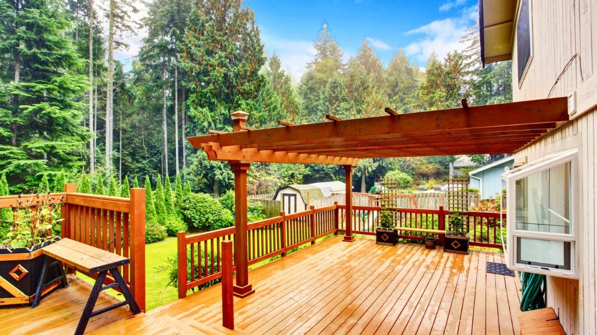 Is Your Deck Ready for Winter? The 30-Minute Task That Prevents Expensive Spring Rot