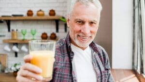 Drinking lemon water regularly has 6 health benefits